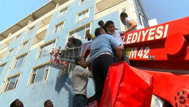 Muş'ta yangın paniği! 15 kişi hastaneye kaldırıldı-1