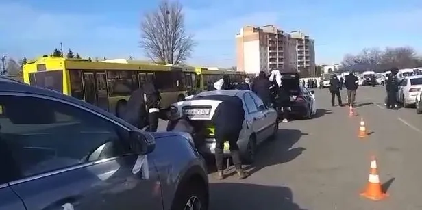 Kadın, çocuk, yaşlı... Kiev'deki tahliye koridorlarından sivillerin geçişi devam ediyor! Araçlarda dikkat çeken yazı-7