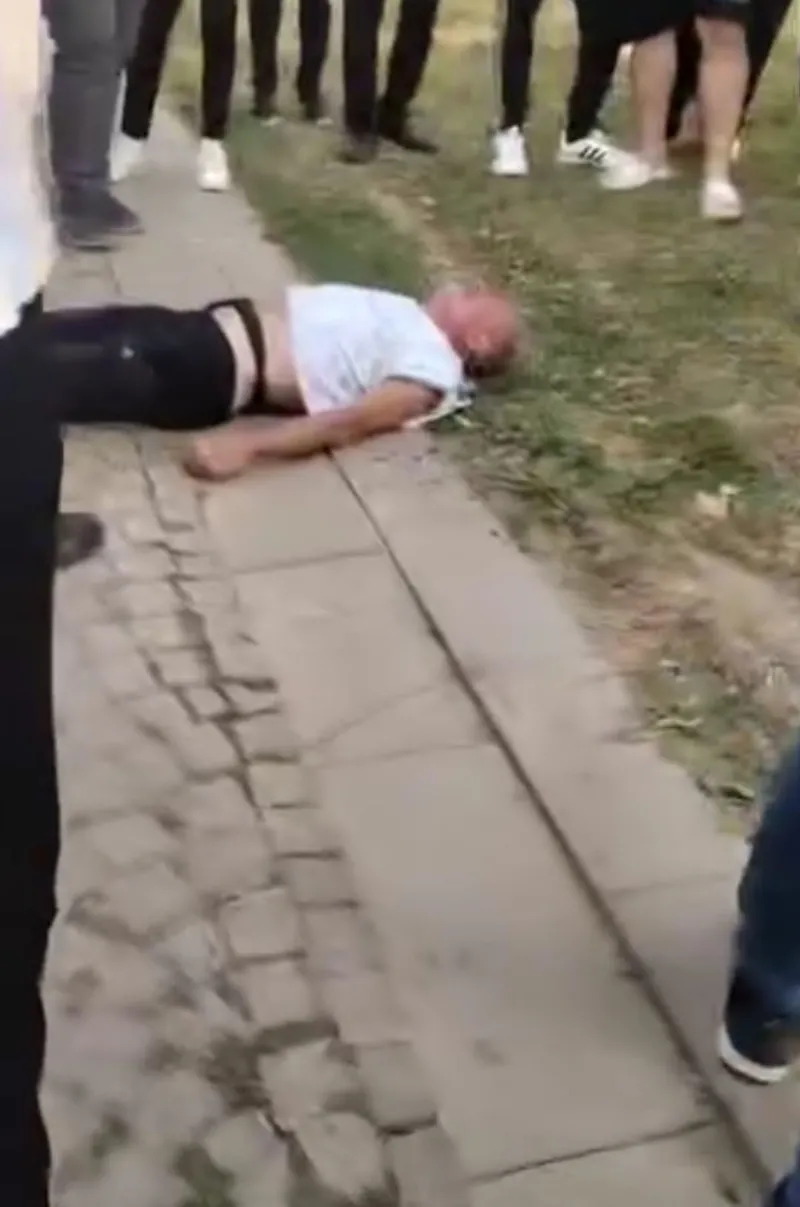 İstanbul Fatih'te bir parkta cinsel organını çocuğa gösteren sapık darbedildi-3