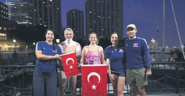 Türk yüzücüler Manhattan Adası’nı kulaçlarla geçti! Ece Demir’e en genç Türk kadın sporcu unvanı