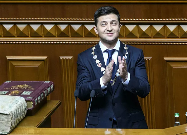 ukraynali-milletvekili-geo-leros-devlet-baskani-vladimir-zelenskiye-el-hareketi-cekti-1636052942568.jpg Ukraynalı Milletvekili Geo Leros, Devlet Başkanı Vladimir Zelenskiy'e el hareketi çekti-3