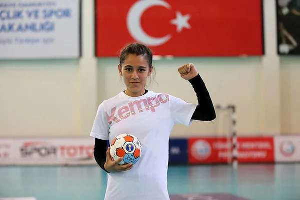 sanliurfada-hentbol-oynamasina-izin-verilmemesine-isyan-ettigi-videoyla-tum-turkiyenin-tanidigi-13-yasindaki-merve-akpinar-artik-cok-mutlu-1625553430020.jpg Şanlıurfa'da hentbol oynamasına izin verilmemesine isyan ettiği videoyla tüm Türkiye'nin tanıdığı 13 yaşındaki Merve Akpınar artık çok mutlu-3