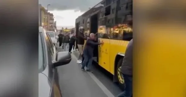 CHP yönetimindeki İstanbul'da ulaşım krizi derinleşiyor: Arızalanan İETT otobüsünü yolcular itti