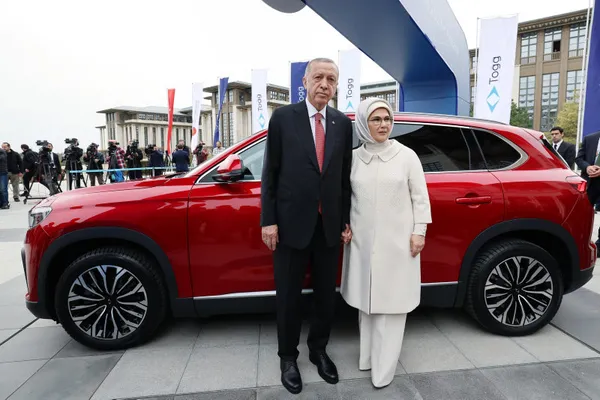 togg-sirasi-gardas-azerbaycanda-ikinci-anahtar-teslimi-azerbaycan-cumhurbaskani-ilham-aliyev-1680608588869.jpg Togg sırası Gardaş Azerbaycan'da! İkinci anahtar Azerbaycan Cumhurbaşkanı İlham Aliyev'e teslim edildi-16