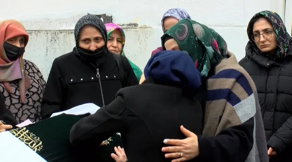 eski-nisanlisinin-vurdugu-ulku-deniz-son-yolculuguna-ugurlandi-1672835190065.jpg Eski nişanlısının vurduğu Ülkü Deniz son yolculuğuna uğurlandı! Acı baba: Katilin annesi tehdit etti-5