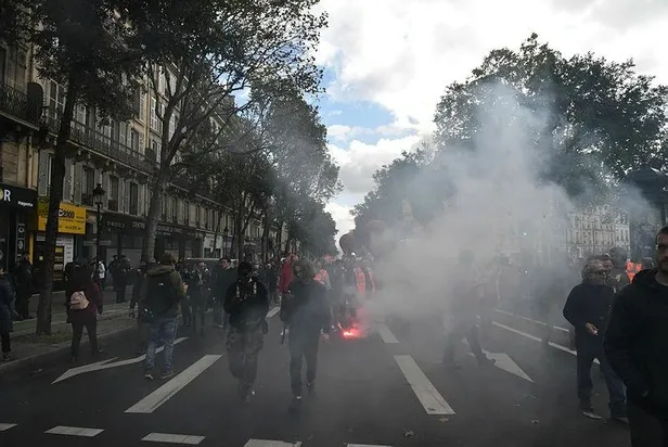 fransa-ayaklandi-200-sehirde-macron-karsiti-protesto-1633462659392.jpeg Fransa ayaklandı! 200 şehirde Macron karşıtı protesto-1