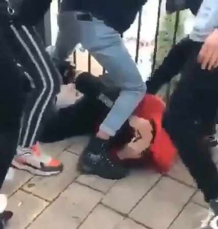 bursada-liseli-genclerin-kiz-icin-olumune-kavga-ettigi-esnada-kizlar-vurun-vurun-1615926992370.jpg Bursa'da liseli gençlerin kız için ölümüne kavga ettiği esnada kızlar: Vurun vurun-3