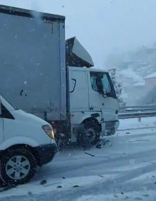 son-dakika-tem-savas-alanina-dondu-kaza-ani-saniye-saniye-kaydedildi-1613558262844.jpg SON DAKİKA: TEM savaş alanına döndü! Kaza anı saniye saniye kaydedildi-6