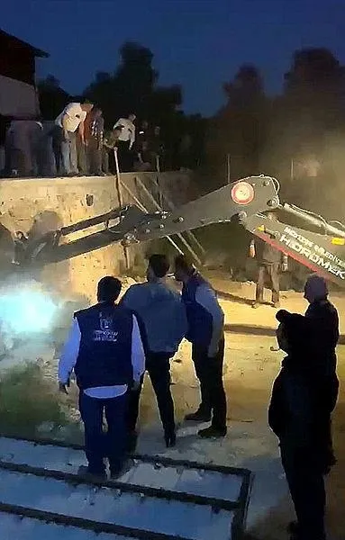 olum-kuyusu-muglada-metan-gazi-4-kisiyi-oldurdu-1651092916263.jpeg Ölüm kuyusu! Muğla'da metan gazı 4 kişiyi öldürdü-1