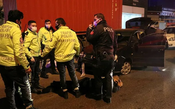 İzmir'de ehliyetsiz sürücü ortalığı birbirine kattı! Polislerden kaçtı kaza yaptı-2