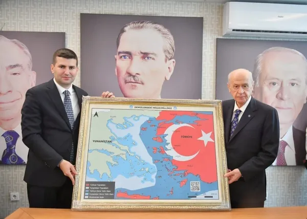 devlet-bahceliye-hediye-edilen-resim-yunani-cildirtti-1657523502953.jpg Devlet Bahçeli'ye hediye edilen resim Yunan'ı çıldırttı-4