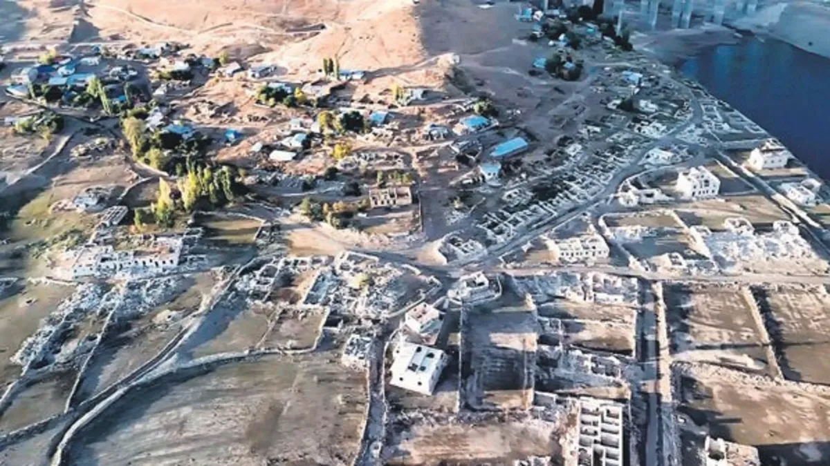 Karakurt Barajı’nda sular çekildi, eski köy yeniden ortaya çıktı