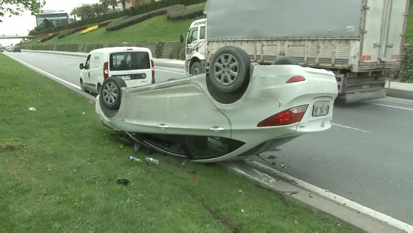 Başakşehir'de virajı dönemeyen otomobil takla attı: 2 yaralı-1
