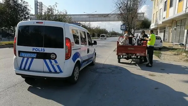 turk-polisi-hem-cezasini-keser-hem-de-magdur-etmez-araci-trafikten-men-edilen-surucunun-cocugu-polis-araciyla-1663760690103.jpg Türk polisi hem cezasını keser hem de mağdur etmez! Aracı trafikten men edilen sürücünün çocuğu polis aracıyla hastaneye götürüldü-2