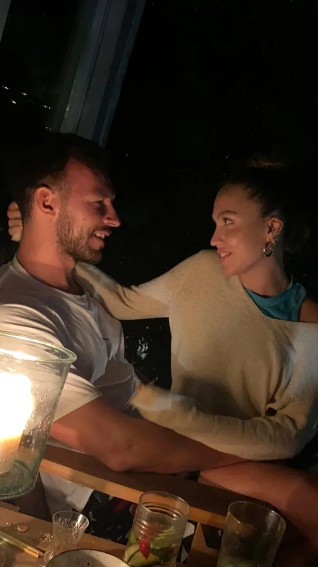 Duygu Özaslan 'e bu kadar da olmaz artık' dedirtti ne mahremi kaldı ne de özeli! Duygu Özaslan iç çamaşırlı detayıyla...-6