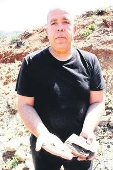 Bir tuhaf olay! Fidan dikerken 20 yıllık cüzdan buldu-1