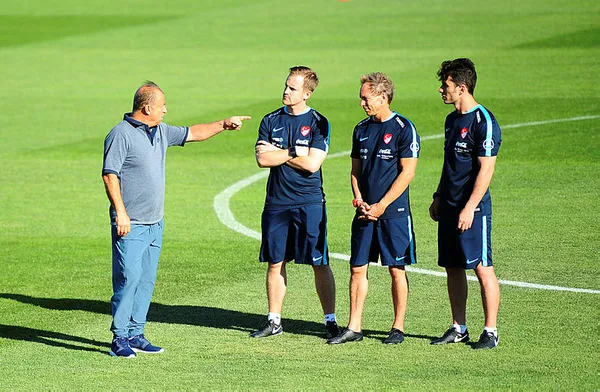 galatasarayin-teknik-direktoru-domenec-torrent-kondisyoner-piriyi-de-gonderiyor-1642499397861.jpg Galatasaray'ın teknik direktörü Domenec Torrent, kondisyoner Piri’yi de gönderiyor-3