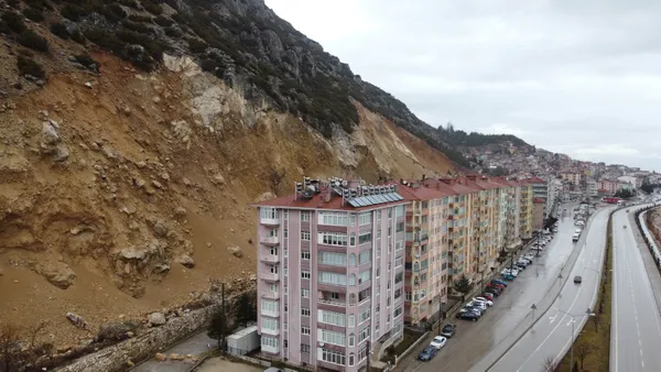 isparta-egirdirde-14-blok-210-dairede-oturanlar-korku-icinde-heyelan-tehlikesi-altinda-yasiyorlar-1645776923903.jpg Isparta Eğirdir'de 14 blok 210 dairede oturanlar korku içinde! Heyelan tehlikesi altında yaşıyorlar-2