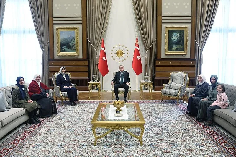 Başkan Erdoğan gönüllü olarak camilerin temizliğini yapan Sultan Bayat ve ailesini kabul etti. (AA)