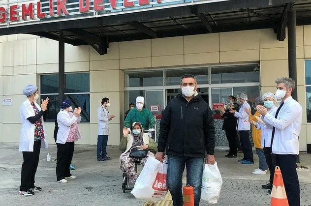 Son dakika: Bursa'da koronavirüs tedavisi gören 9 kişi daha alkışlar eşliğinde taburcu oldu
