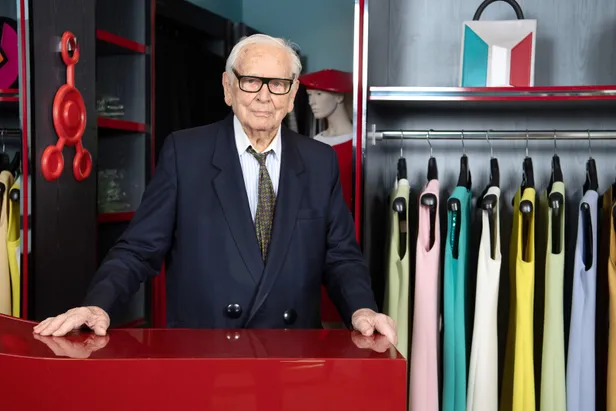pierre-cardin-kimdir-pierre-cardin-neden-oldu-iste-hayatina-dair-bilgiler-1609244572931.jpg