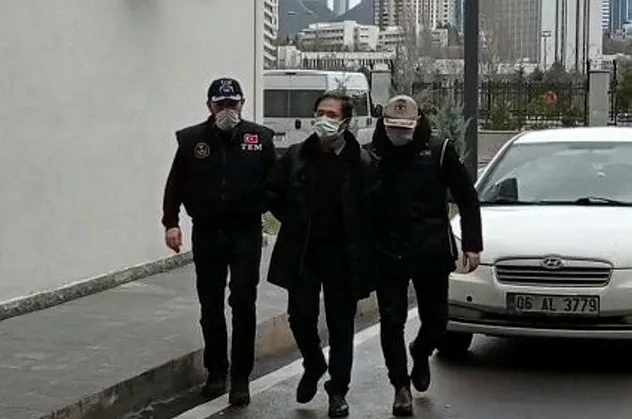 Rütbesini FETÖ elebaşının taktığını itiraf eden FETÖ'cü eski general Serdar Atasoy hakim karşısında kıvırdı
