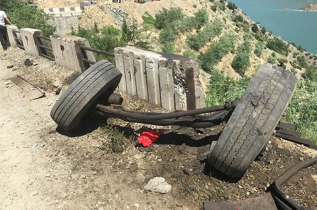 Artvin'de yaylaya giden kamyon şarampole uçtu