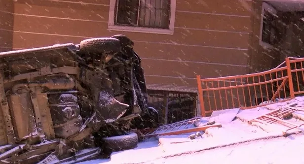 SON DAKİKA: Kağıthane'de sokaklar buz pistine döndü! Kaza anı kamerada-5