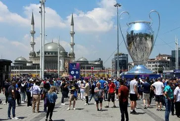 İngiliz ve İtalyan taraftarlar Taksim Meydanı’nda maç saatini bekliyor