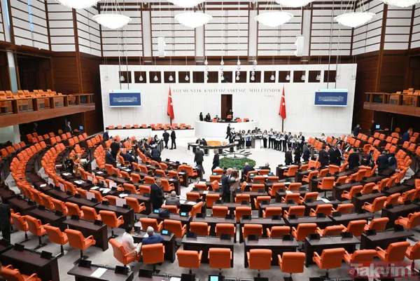 PKK sokakları DEM Parti Meclis'i karıştırdı! Kavga dövüş kürsüyü işgal ettiler | AK Parti'den "Meclis'te PKK istemiyoruz" sloganları - 5