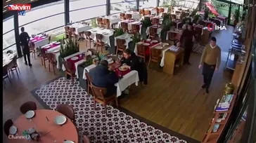 Ünlü sanatçı Cahit Berkay kullandığı araçla restorana böyle daldı
