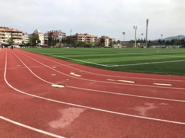 CHP'li İzmir Büyükşehir Belediyesi'nden bir skandal daha! Yüzbinlerce lira harcanan ilçe stadı 1 ayda kullanılamaz hale geldi-4