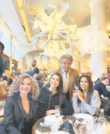 100-bin-tl-karsiliginda-bulasik-makinesi-tanitan-yasemin-ozilhana-tepki-kac-kere-elin-bulasiklara-degdi-1670623698915.jpg 100 bin TL karşılığında bulaşık makinesi tanıtan Yasemin Özilhan'a tepki: Kaç kere elin bulaşıklara değdi | Saklambaç haberleri-11