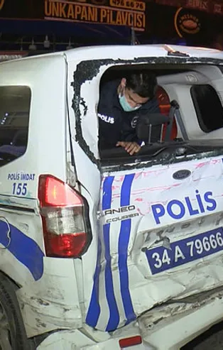İstanbul'da kargo minibüsü polis aracına çarptı! Yaralılar var