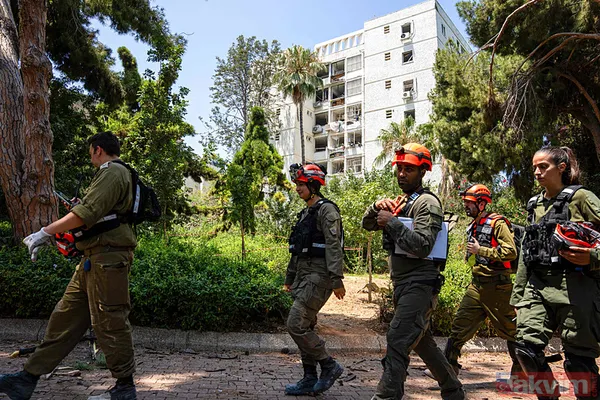 Siyonistler tası tarağı toplayıp kaçıyor! A Haber İsrail Tel Aviv'deki yıkımı görüntüledi... Binalar enkaza, araçlar hurda yığınına döndü - 23