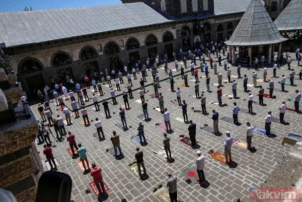 Koronavirüs sonrası ilk cuma namazı! Türkiye'nin dört bir yanından görüntüler geldi - 50