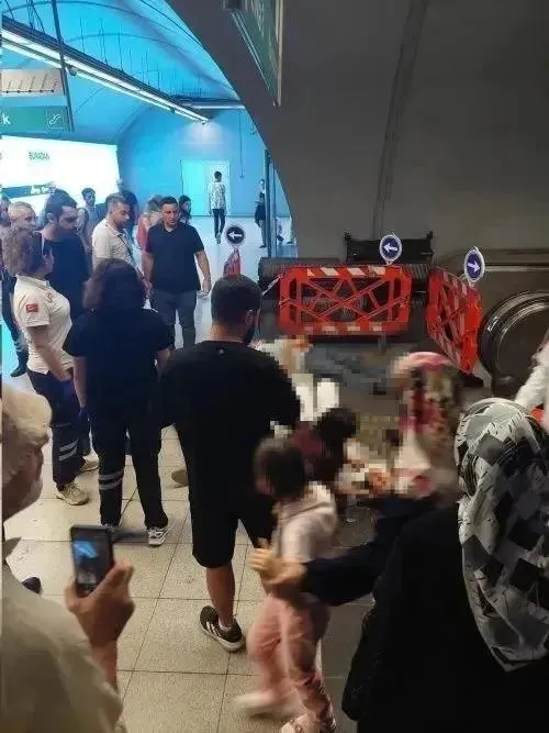 İzmir'deki yürüyen merdiven kazası kamerada! Üçyol İstasyonu’nda kabus anları-5