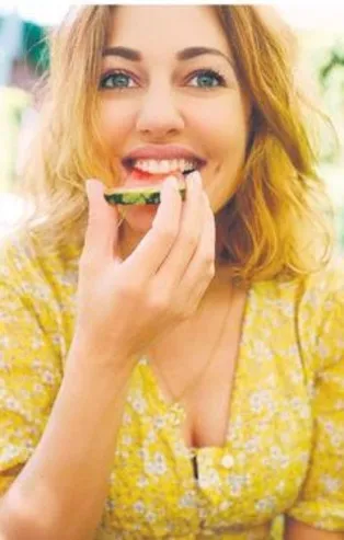 Meryem Uzerli at çiftliğinde stres attı