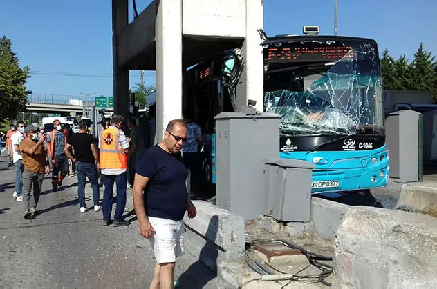 Son dakika: İstanbul'da faciadan dönüldü! Otobüs gişelere girdi, trafik kilitlendi