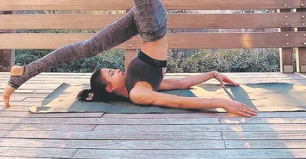 Best Model of Turkey 2017 birincisi Aslıhan Karalar açık havada yoga yaptı