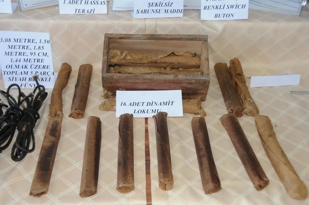 Hücre evinden canlı bomba düzeneği ile Gülen'in kitapları çıktı-2