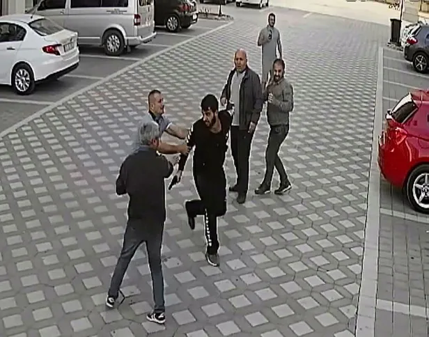 herkesin-gozleri-onunde-vurdu-adanada-silahli-kavga-1575020436734.jpg Herkesin gözleri önünde vurdu! Adana'da silahlı kavga-1