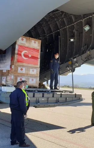 Son dakika: Türkiye'nin tıbbi yardım paketi taşıya uçağı Kuzey Makedonya ve Kosova'ya indi