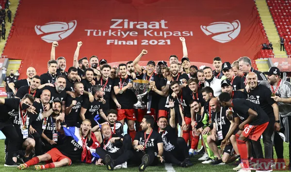 Ziraat Türkiye Kupası'nı kazanan Beşiktaş kupayı kaldırdı! İşte kutlamalardan kareler... - 19