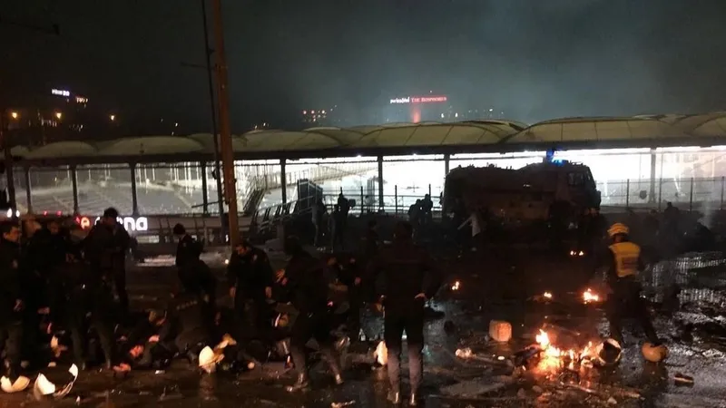 besiktastaki-teror-saldirisi-davasinda-7-yil-sonra-yakalanan-pkkli-aydin-ekicinin-cezasi-belli-oldu-1713269709952.jpeg Beşiktaş'taki terör saldırısı davasında 7 yıl sonra yakalanan PKK'lı Aydın Ekici'nin cezası belli oldu!-3