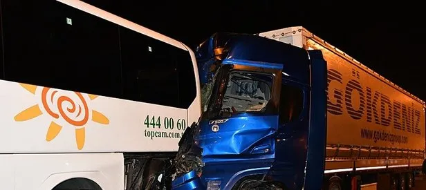 Tır otobüse arkadan çarptı: 13 yaralı