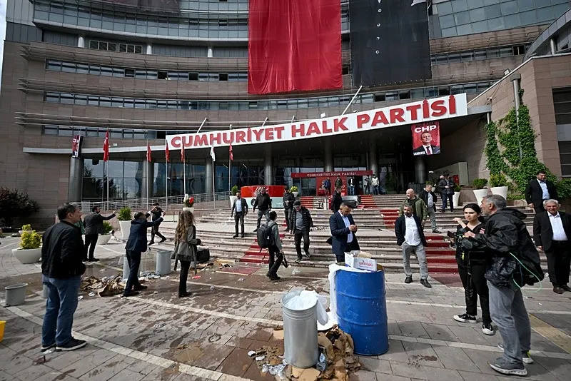 chpde-her-turlu-kriz-ozel-yeni-parti-iddialarina-yanit-verdi-1779865918495.jpeg CHP’de her türlü kriz! Özgür Özel'e o iddia soruldu: Yeni bir parti kurma gibi bir durumuz yok-2