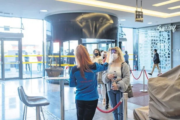 Karantinadan çıkan onbinler AVM'lere akın etti-11