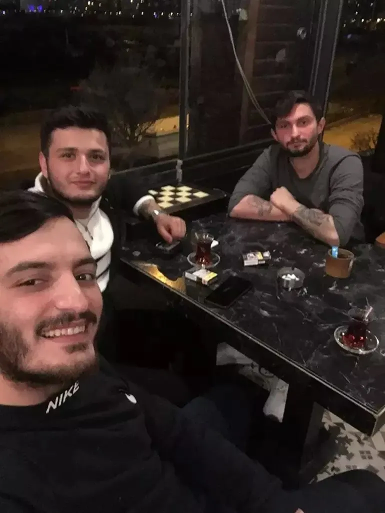 1708073468086.jpeg Solda Doğuşcan Yaylak ve yanında gemide stajyer yağcı olarak görev yapan Ahmet Atav