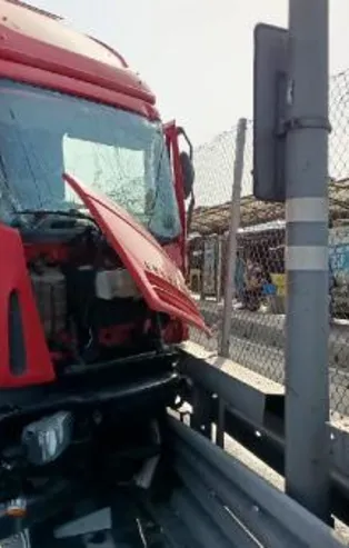 Son dakika: Bakırköy'de kontrolden çıkan kamyon metrobüs bariyerlerine çarptı